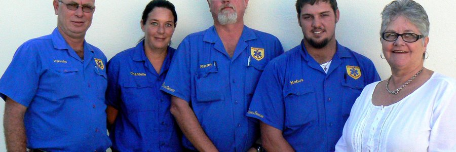  Vlnr die Overstrand Medical Response span Cassie Carstens, Chantelle Colyn, Riaan Buys en Kobus van der Merwe saam met Leonie Botha